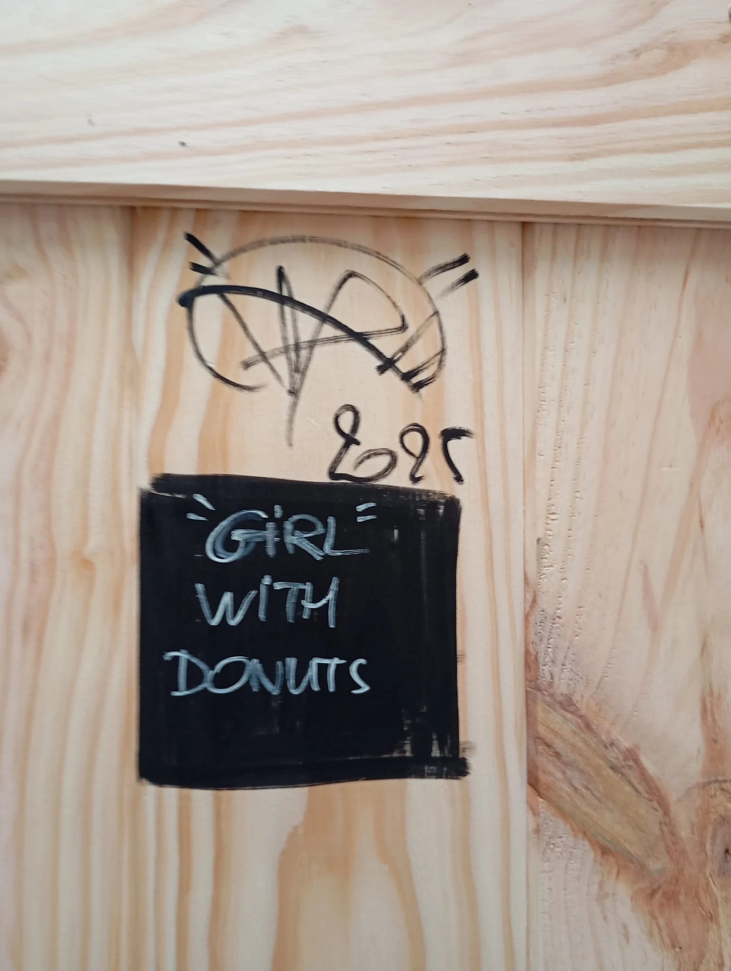 Girl with donuts Daru